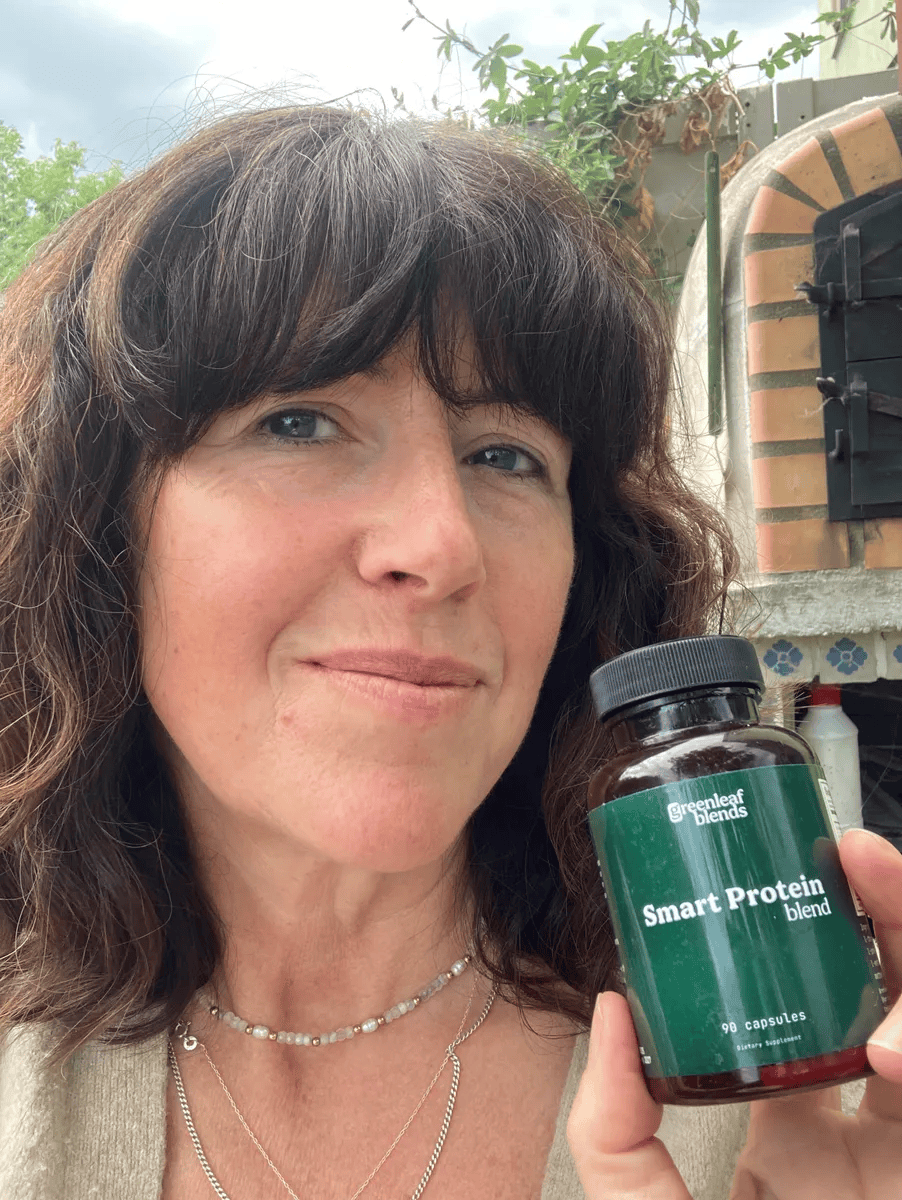“Na een DNA-test bleek dat mijn lichaam meer eiwitten nodig had dan ik met voedsel kon opnemen... Elke keer viel ik zonder reden op straat om. Mijn gezicht was gehavend en had schaafwonden... Sinds ik er drie per dag neem, dragen mijn benen me weer goed en val ik niet meer. Ik voel me weer zelfverzekerd als ik buiten loop.” - greenleafblends